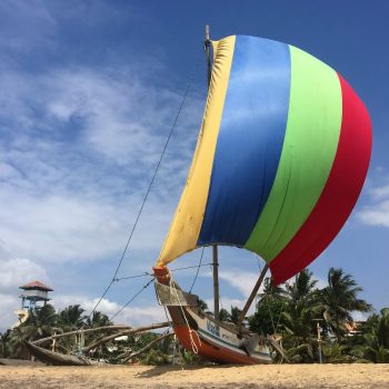 Traditionale vissersboot op het strand van Negombo